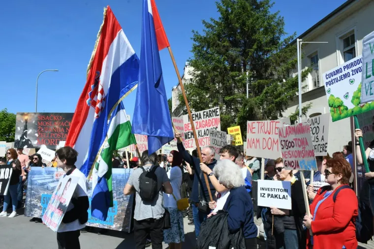 Sisak na nogama, poslane žestoke poruke protiv megafarmi i klaonica: 'Profit njima, smrad nama'