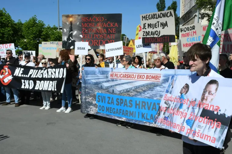 Sisak na nogama, poslane žestoke poruke protiv megafarmi i klaonica: 'Profit njima, smrad nama'