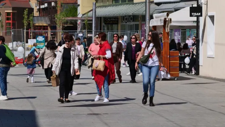Čakovčanke nose sunčane naočale svih boja i oblika: Dvije nasmijane dame zračile su pozitivom