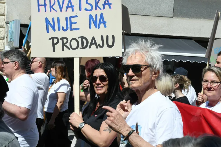 Sisak na nogama, poslane žestoke poruke protiv megafarmi i klaonica: 'Profit njima, smrad nama'