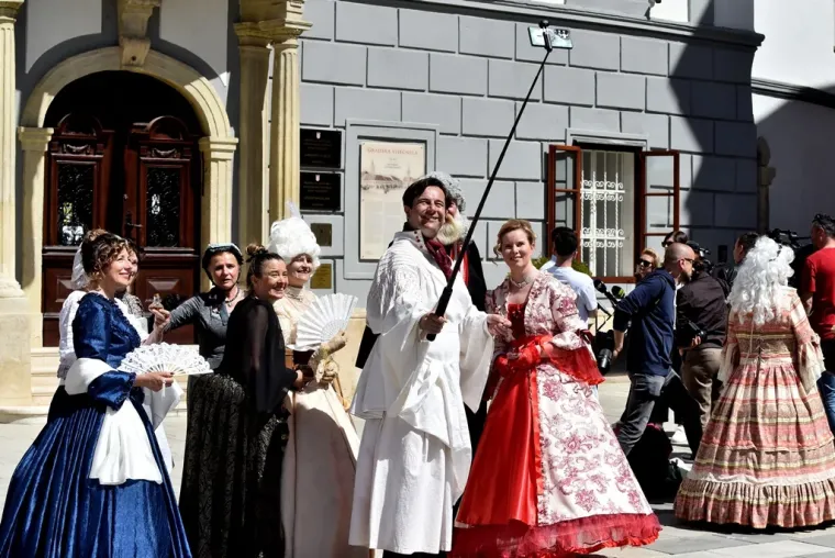 Varaždinci pohrlili van: Svu pažnju ukrala dama u rasko&scaron;noj baroknoj haljini