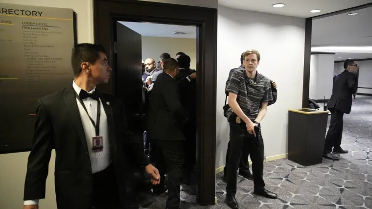 Pogledajte slike kaosa u noći: Posezali se pištolji, evakuirani Trump i Melanija