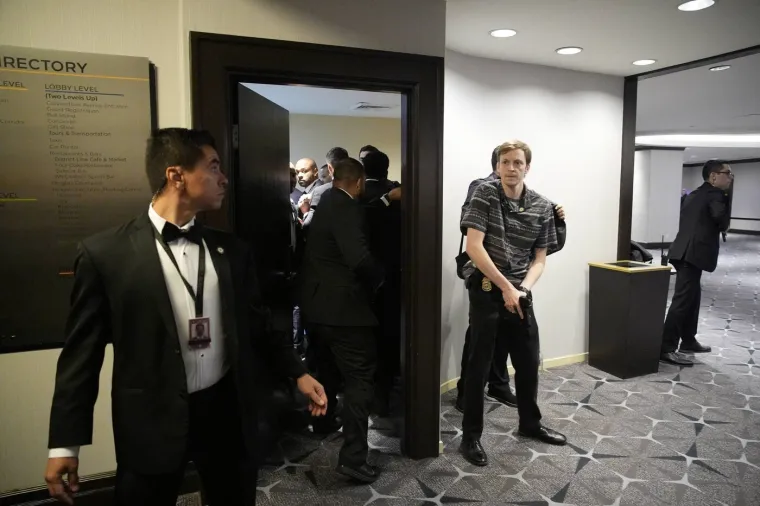 Pogledajte slike kaosa u noći: Posezali se pi&scaron;tolji, evakuirani Trump i Melanija