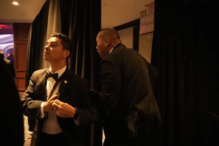 Pogledajte slike kaosa u noći: Posezali se pi&scaron;tolji, evakuirani Trump i Melanija