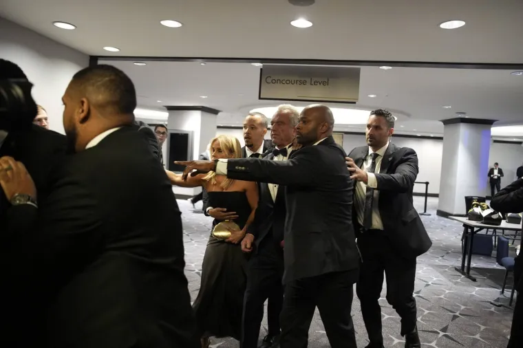 Pogledajte slike kaosa u noći: Posezali se pi&scaron;tolji, evakuirani Trump i Melanija