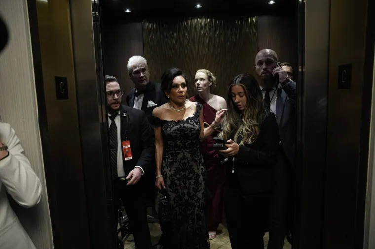 Pogledajte slike kaosa u noći: Posezali se pi&scaron;tolji, evakuirani Trump i Melanija