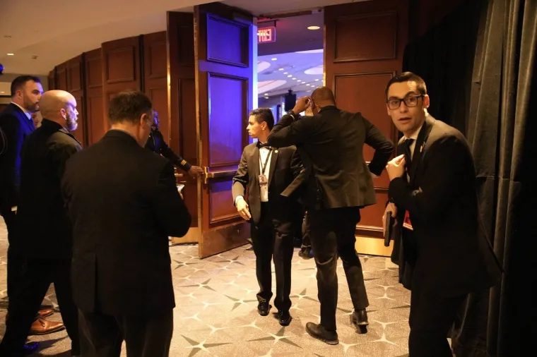 Pogledajte slike kaosa u noći: Posezali se pi&scaron;tolji, evakuirani Trump i Melanija