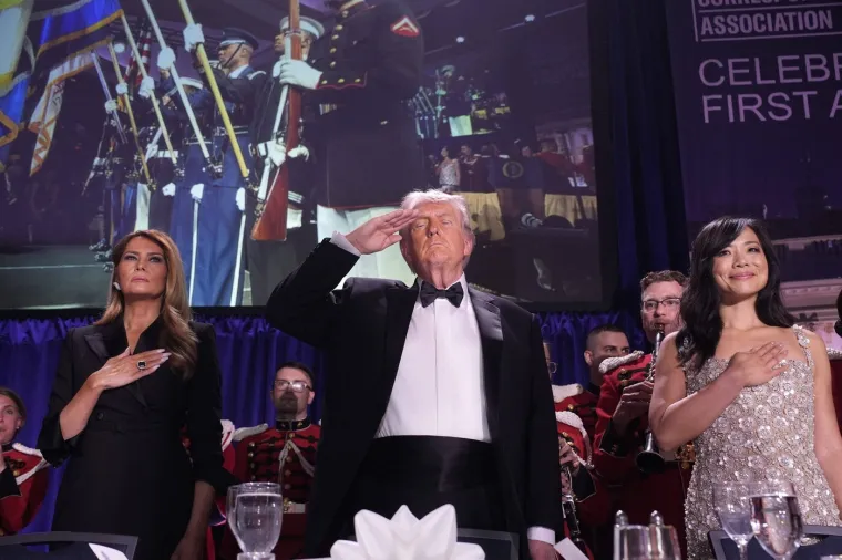 Pogledajte slike kaosa u noći: Posezali se pi&scaron;tolji, evakuirani Trump i Melanija