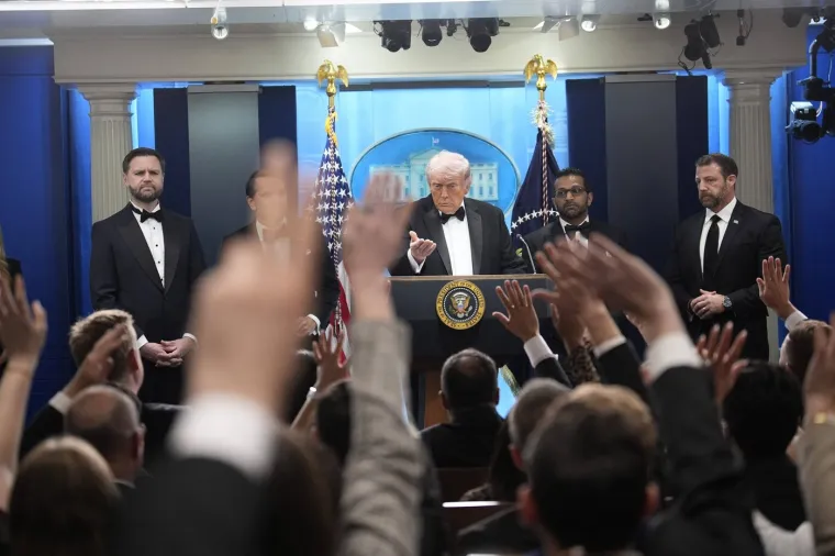 Pogledajte slike kaosa u noći: Posezali se pi&scaron;tolji, evakuirani Trump i Melanija