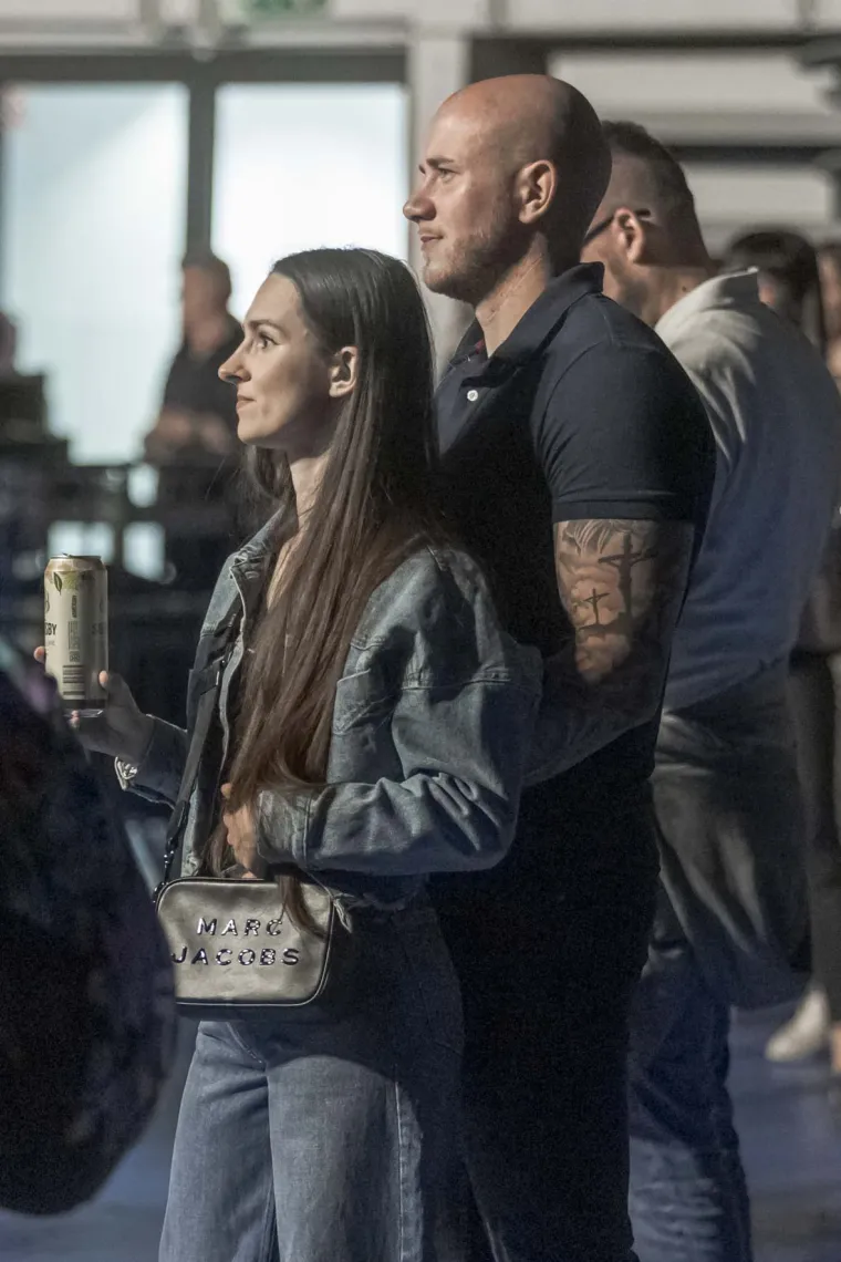 Lijepe legice zauzele prve redove: U Osijeku održan spektakl u čast Oliveru Dragojeviću