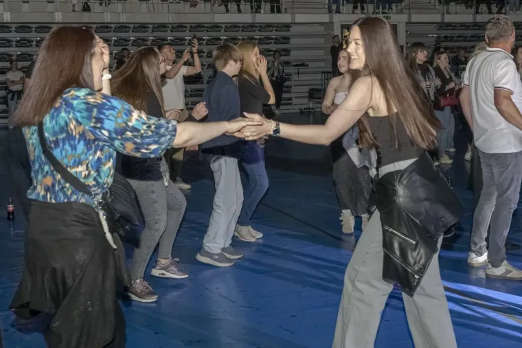 Lijepe legice zauzele prve redove: U Osijeku održan spektakl u čast Oliveru Dragojeviću