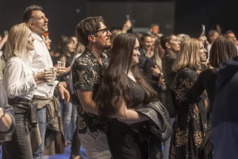 Lijepe legice zauzele prve redove: U Osijeku održan spektakl u čast Oliveru Dragojeviću