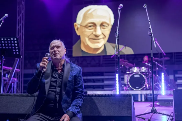 Lijepe legice zauzele prve redove: U Osijeku održan spektakl u čast Oliveru Dragojeviću