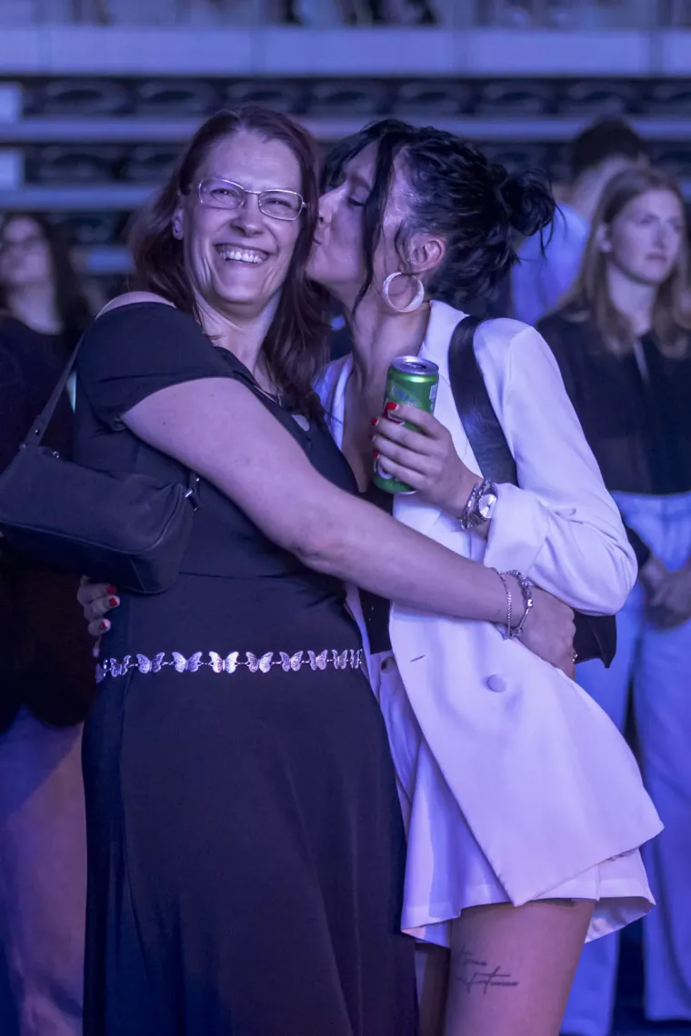 Lijepe legice zauzele prve redove: U Osijeku održan spektakl u čast Oliveru Dragojeviću