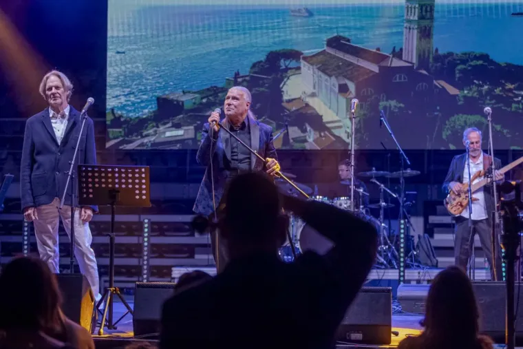 Lijepe legice zauzele prve redove: U Osijeku održan spektakl u čast Oliveru Dragojeviću