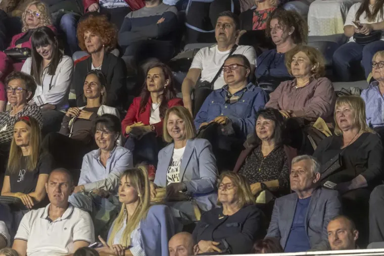 Lijepe legice zauzele prve redove: U Osijeku održan spektakl u čast Oliveru Dragojeviću