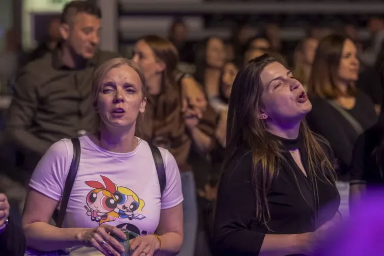 Lijepe legice zauzele prve redove: U Osijeku održan spektakl u čast Oliveru Dragojeviću