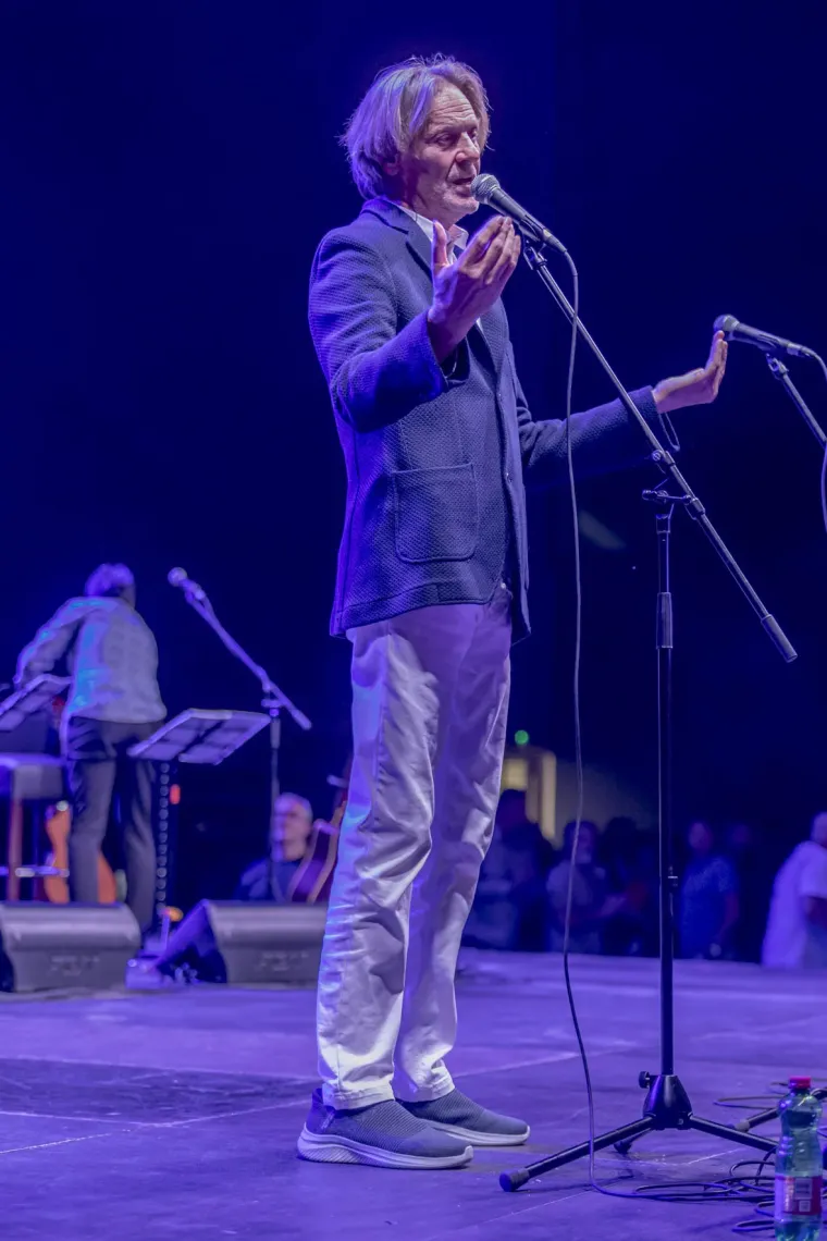 Lijepe legice zauzele prve redove: U Osijeku održan spektakl u čast Oliveru Dragojeviću