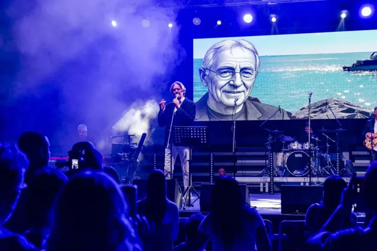 Lijepe legice zauzele prve redove: U Osijeku održan spektakl u čast Oliveru Dragojeviću