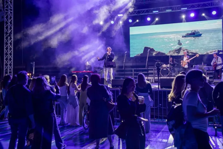 Lijepe legice zauzele prve redove: U Osijeku održan spektakl u čast Oliveru Dragojeviću