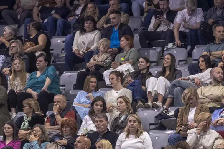 Lijepe legice zauzele prve redove: U Osijeku održan spektakl u čast Oliveru Dragojeviću