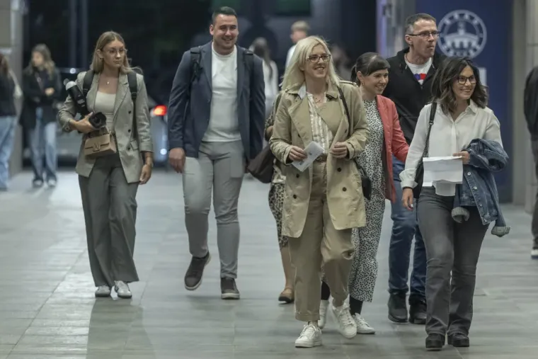 Lijepe legice zauzele prve redove: U Osijeku održan spektakl u čast Oliveru Dragojeviću