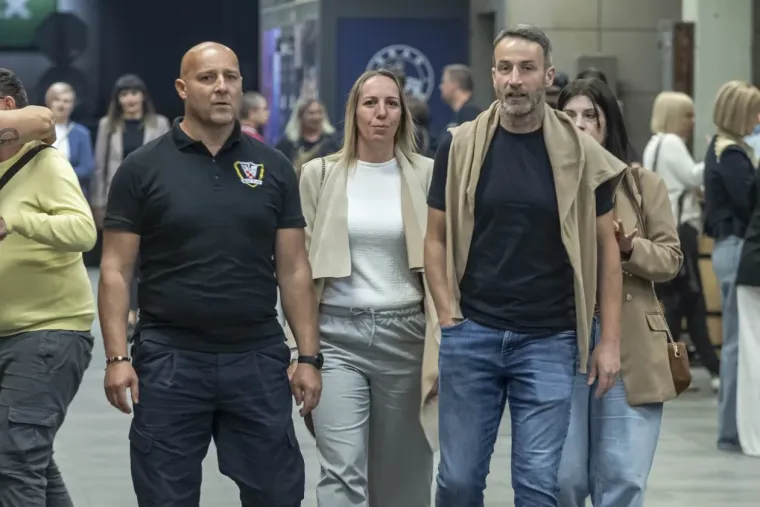 Lijepe legice zauzele prve redove: U Osijeku održan spektakl u čast Oliveru Dragojeviću