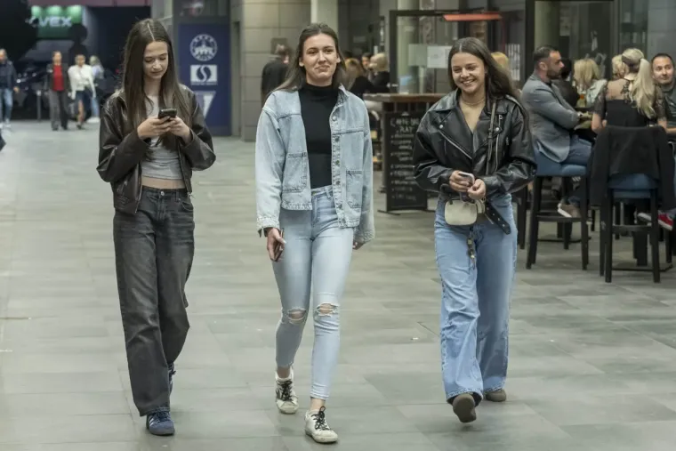 Lijepe legice zauzele prve redove: U Osijeku održan spektakl u čast Oliveru Dragojeviću