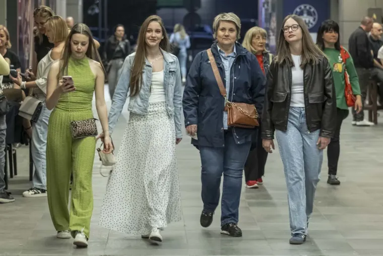 Lijepe legice zauzele prve redove: U Osijeku održan spektakl u čast Oliveru Dragojeviću