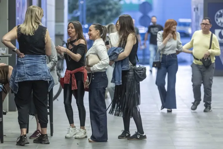 Lijepe legice zauzele prve redove: U Osijeku održan spektakl u čast Oliveru Dragojeviću
