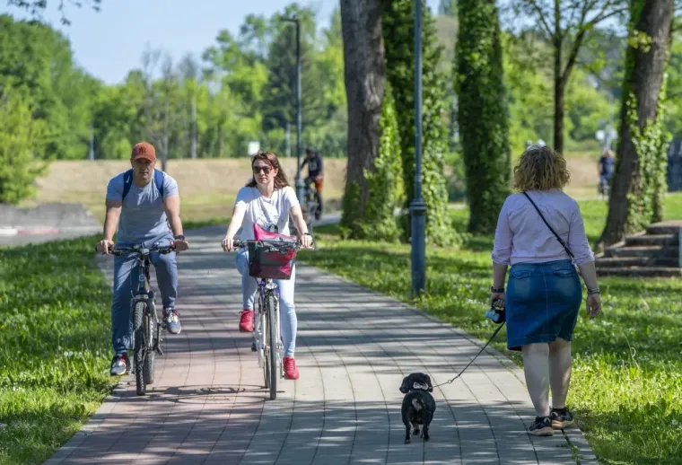 Sunce izmamilo Karlovčane: Građani pohrlili na ulice grada, pogledajte tko je sve bio