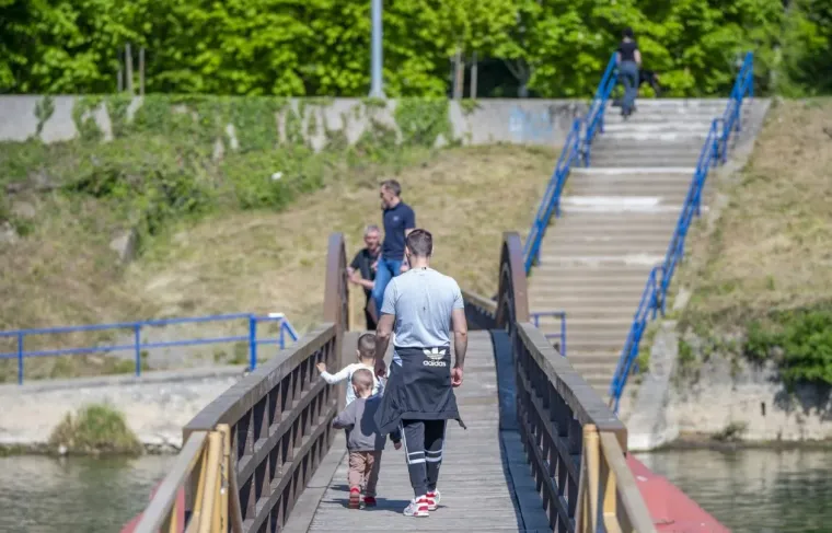 Sunce izmamilo Karlovčane: Građani pohrlili na ulice grada, pogledajte tko je sve bio