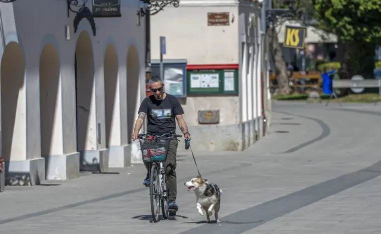 Sunce izmamilo Karlovčane: Građani pohrlili na ulice grada, pogledajte tko je sve bio