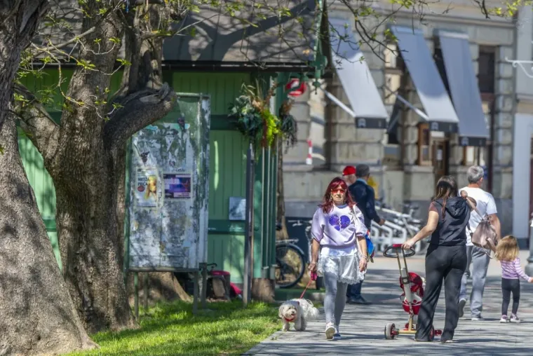 Sunce izmamilo Karlovčane: Građani pohrlili na ulice grada, pogledajte tko je sve bio