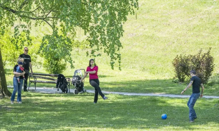Sunce izmamilo Karlovčane: Građani pohrlili na ulice grada, pogledajte tko je sve bio