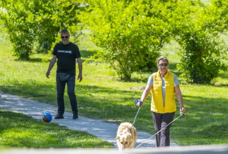 Sunce izmamilo Karlovčane: Građani pohrlili na ulice grada, pogledajte tko je sve bio