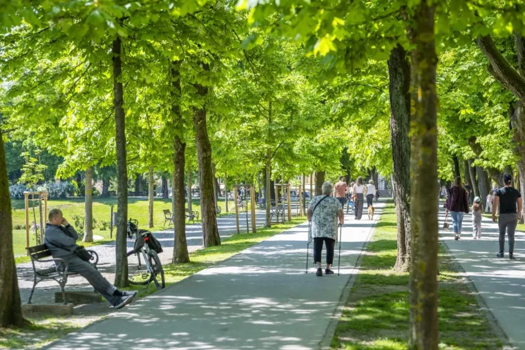 Sunce izmamilo Karlovčane: Građani pohrlili na ulice grada, pogledajte tko je sve bio