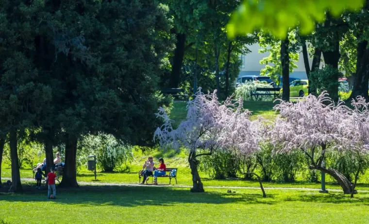 Sunce izmamilo Karlovčane: Građani pohrlili na ulice grada, pogledajte tko je sve bio