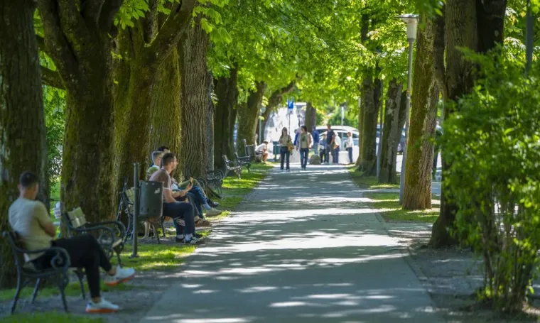 Sunce izmamilo Karlovčane: Građani pohrlili na ulice grada, pogledajte tko je sve bio