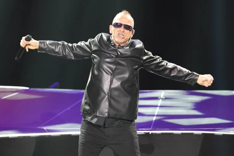 Eros Ramazzotti bacio publiku na koljena u Beogradu: Pogledajte koliko se promijenio