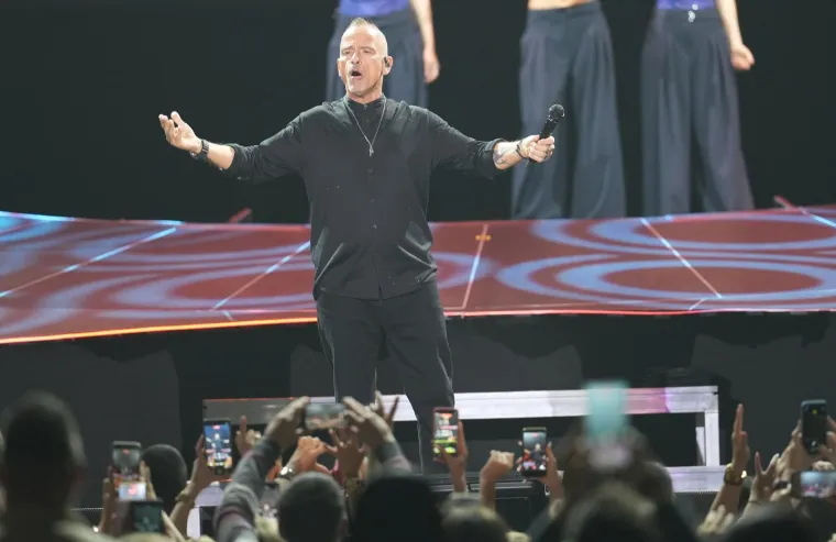 Eros Ramazzotti bacio publiku na koljena u Beogradu: Pogledajte koliko se promijenio