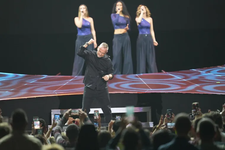 Eros Ramazzotti bacio publiku na koljena u Beogradu: Pogledajte koliko se promijenio