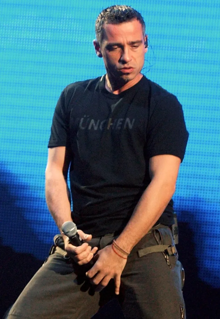 Eros Ramazzotti bacio publiku na koljena u Beogradu: Pogledajte koliko se promijenio