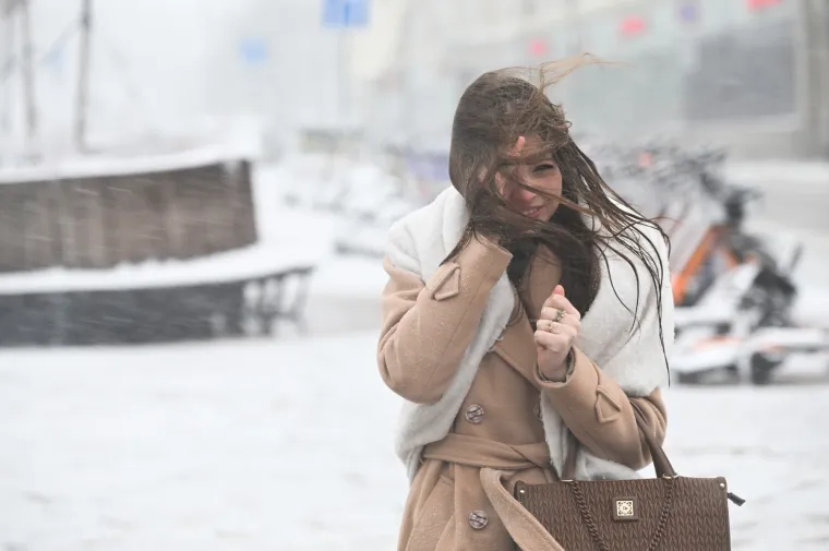 Moskva okovana snijegom: Padala stabla, otkazani letovi, a najgore tek dolazi