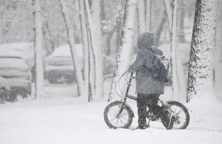 Moskva okovana snijegom: Padala stabla, otkazani letovi, a najgore tek dolazi