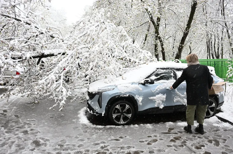 Moskva okovana snijegom: Padala stabla, otkazani letovi, a najgore tek dolazi