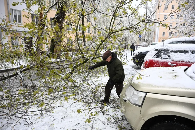 Moskva okovana snijegom: Padala stabla, otkazani letovi, a najgore tek dolazi