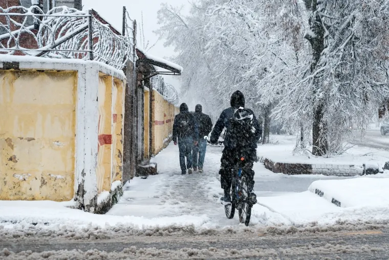 Moskva okovana snijegom: Padala stabla, otkazani letovi, a najgore tek dolazi