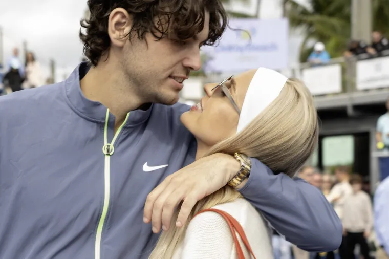 Prekinuli 'najpoznatija žena mu&scaron;kog tenisa' i slavni igrač! Objavila kako plače u krevetu