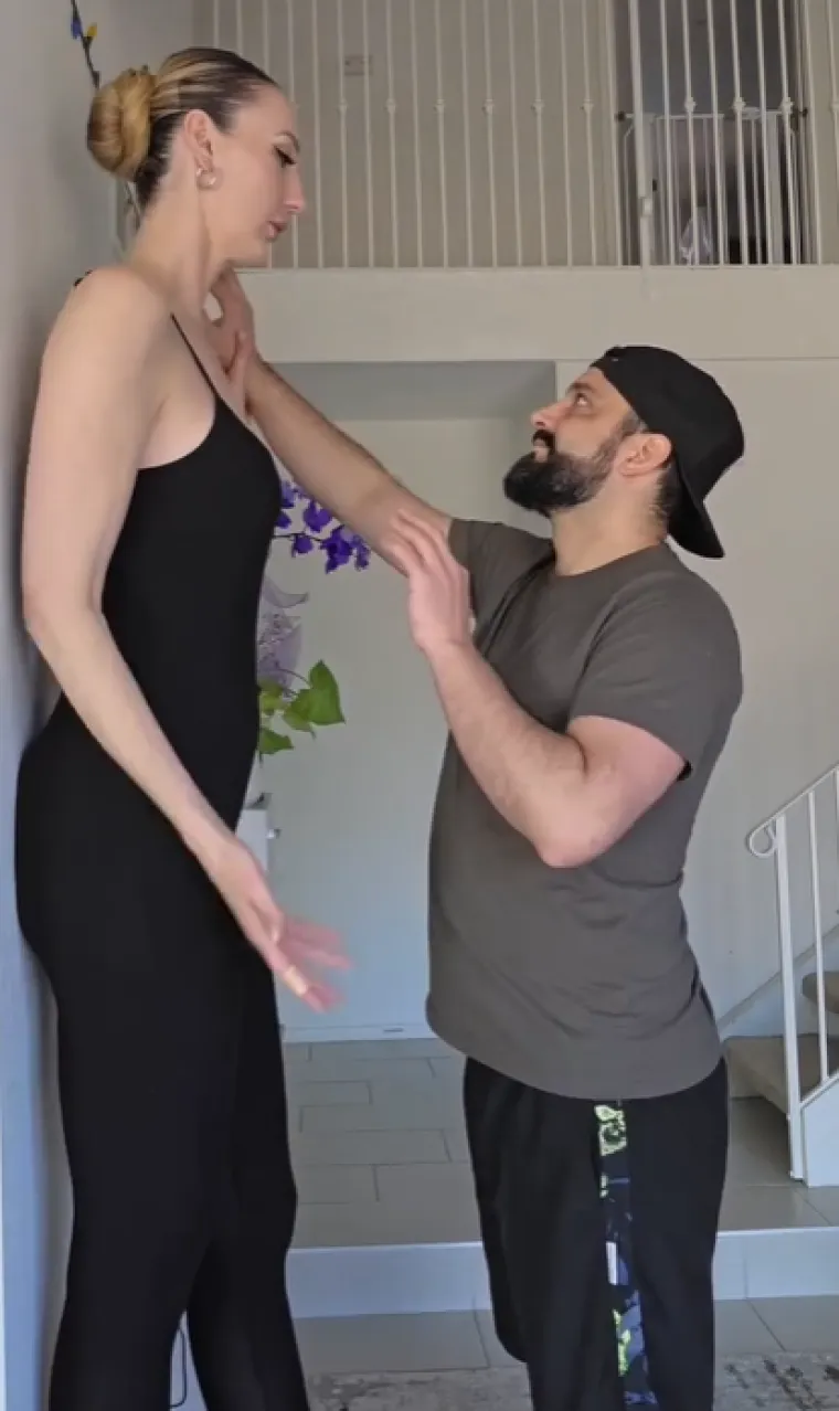 Svi su pogledi uprti u nju, a kako ne bi i bili kada je od supruga vi&scaron;a za tri glave!